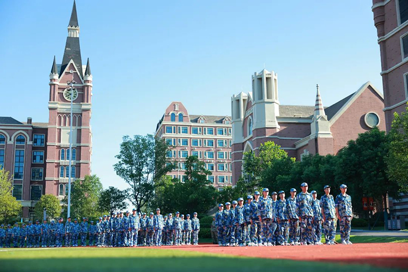 迷彩淬火记 | 淬炼青春铸锋芒！新华高级中学2025级高一年级军训闭营仪式圆满收官